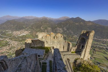 San Michele Sacra harabelerine ve İtalya 'nın Turin, Piedmont eyaletindeki Susa Vadisi' nin muhteşem manzarasına bakın.,