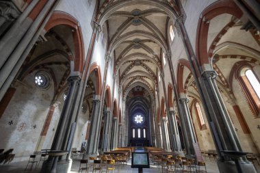 VERCELLI, ITALY, NOVEMBER 25, 2023 - Vercelli, Piedmont, İtalya 'daki Sant' Andrew Bazilikası 'nın içi