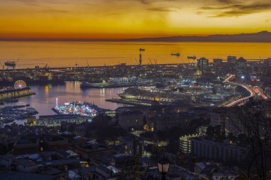 GENOA, İTALYA, 18 ARALIK 2023 - Gün batımında Ceneviz limanının havadan görünüşü, İtalya