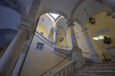 GENOA, ITALY, HAZİRAN 20, 2024 - İtalya Ceneviz Üniversitesi iç avlusunun merdiveni