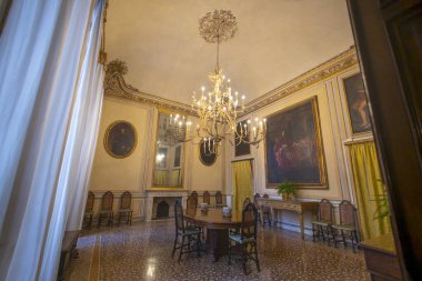 GENOA, ITALY, HAZİRAN 20, 2024 - İtalya 'nın Cenova şehrinin tarihi merkezinde Cattaneo della Volta Sarayı' nın oturma odası