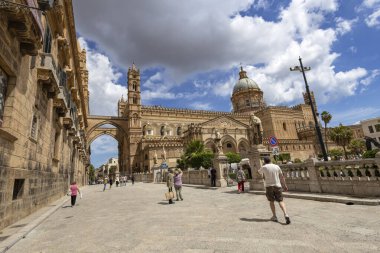PALERMO, ITALY, 15 HAZİRAN 2023 - Palermo Katedrali veya Duomo 'nun tarihi merkezi Palermo, İtalya' daki Kutsal Bakire Meryem 'e adanmış görüntüsü