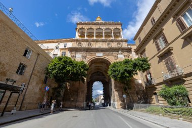 PALERMO, İtalya, 15 Haziran 2023 - İtalya 'nın tarihi merkezi Palermo' daki Porta Nuova 'nın (Yeni Kapı) Manzarası