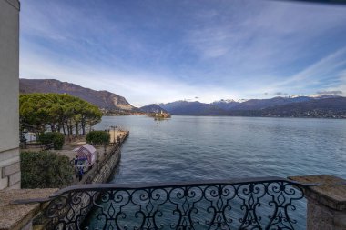 STRESA, ITALY, 4 Nisan 2024 - Arka planda Isola Bella 'dan Maggiore Gölü, Isola dei Pescatori, Verbano-Cusio-Ossola, Piedmont, İtalya.