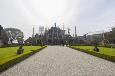 STRESA, ITALY, 4 Nisan 2024 - Maggiore Lake, Stresa 'daki Isola Bella Gardens manzarası, Verbano-Cusio-Ossola, Piedmont, İtalya.