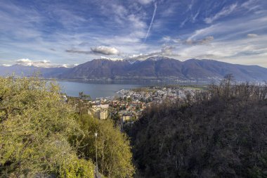 Maggiore Gölü 'nün kuzey kıyısındaki Locarno' nun havadan görünüşü, Ticino Kantonu, İsviçre