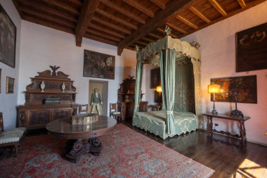 STRESA, ITALY, 4 Nisan 2024 - Maggiore Lake, Stresa 'daki Isola Madre' deki Borromeo Sarayı 'nın yatak odalarından biri, Verbano-Cusio-Ossola, Piedmont, İtalya