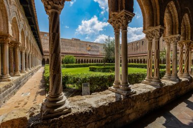 MONREALE, İTALYA 16 Haziran 2023 - Benedictine Manastırı Monreale, Palermo, Sicilya, İtalya
