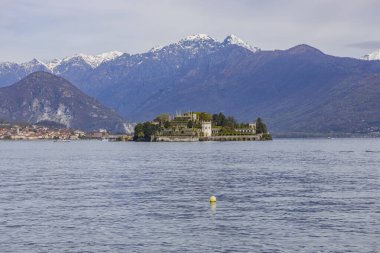 İtalya 'nın Piedmont kentindeki Verbano-Cusio-Ossola eyaletindeki Stresa köyünden Maggiore gölündeki Isola Bella manzarası