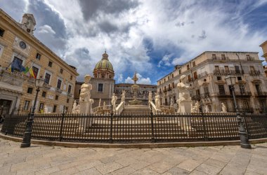 PALERMO, ITALY, 15 Haziran 2023 - Pretoria Meydanı 'ndaki Pretoria Çeşmesi tarihi Palermo, Sicilya, İtalya