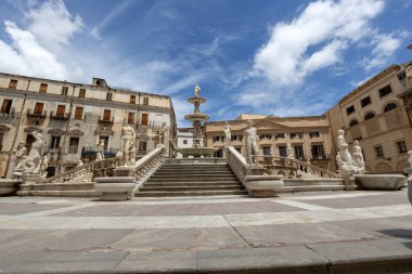 PALERMO, ITALY, 15 Haziran 2023 - Pretoria Meydanı 'ndaki Pretoria Çeşmesi tarihi Palermo, Sicilya, İtalya