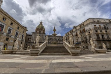 PALERMO, ITALY, 15 Haziran 2023 - Pretoria Meydanı 'ndaki Pretoria Çeşmesi tarihi Palermo, Sicilya, İtalya