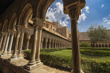 MONREALE, İTALYA 16 Haziran 2023 - Benedictine Manastırı Monreale, Palermo, Sicilya, İtalya