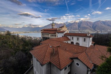 Locarno 'daki Madonna del Sasso Sığınağı manzarası, Ticino Kantonu, İsviçre