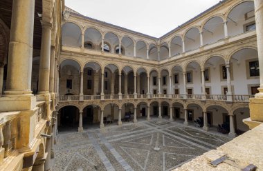 PALERMO, İtalya, 15 Haziran 2023 - Palermo, Sicilya, İtalya 'daki Norman Sarayı' nın iç avlusu veya manastırı