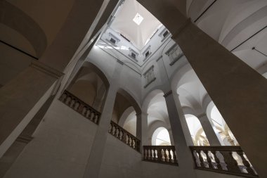 PALERMO, ITALY, 15, HAZİRAN, 2023 - Palermo, Sicilya, İtalya 'daki Norman Sarayı' nın (Kraliyet Sarayı) iç merdiven manzarası