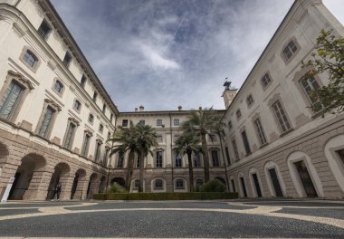 STRESA, ITALY, 4 Nisan 2024 - Isola Bella, Stresa 'daki Borromeo Sarayı cephesi, Verbano-Cusio-Ossola, Piedmont, İtalya.