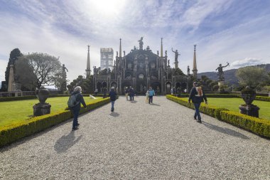 STRESA, ITALY, 4 Nisan 2024 - Maggiore Lake, Stresa 'daki Isola Bella Gardens manzarası, Verbano-Cusio-Ossola, Piedmont, İtalya.