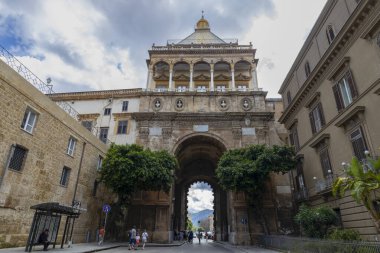 PALERMO, İtalya, 15 Haziran 2023 - İtalya 'nın tarihi merkezi Palermo' daki Porta Nuova 'nın (Yeni Kapı) Manzarası