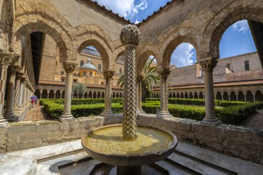 MONREALE, İTALYA 16 Haziran 2023 - Benedictine Manastırı Monreale, Palermo, Sicilya, İtalya