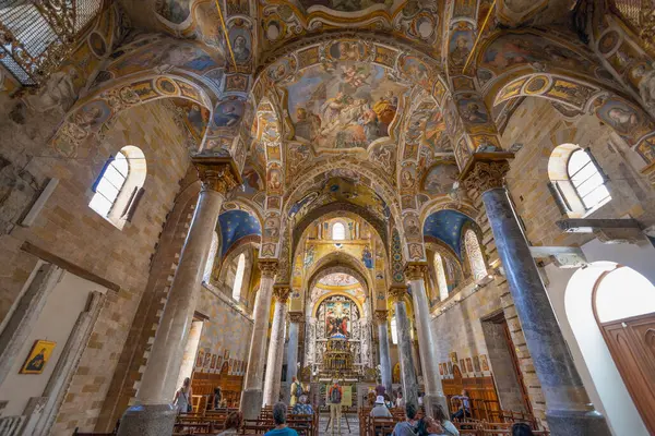 PALERMO, ITALY, 15 Haziran 2023 - İtalya 'nın merkezindeki Palermo kentinde Santa Maria dell' Ammiraglio Kilisesi (Martorana Kilisesi)