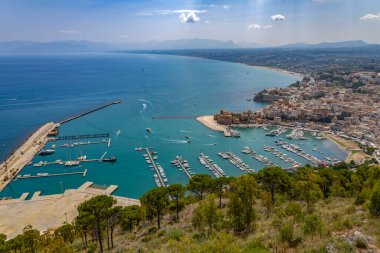 Catellammare del Golfo 'nun hava manzarası, Trapani, Sicilya, İtalya