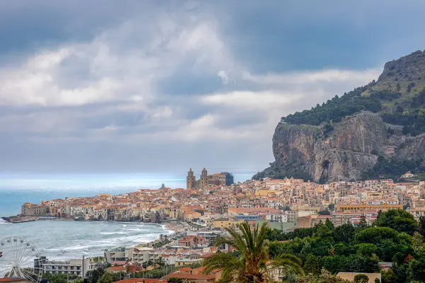 Cefalu 'nun panoramik manzarası, Palermo ili, Sicilya, İtalya
