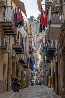 CEFALU, ITALY, 17 Haziran 2023 - Cefalu 'nun tarihi merkezinde dar sokaklar, Palermo, Sicilya, İtalya