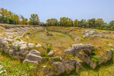 İtalya, Sicilya 'daki Neapolis Arkeoloji Parkı' ndaki Roma amfitiyatrosu.