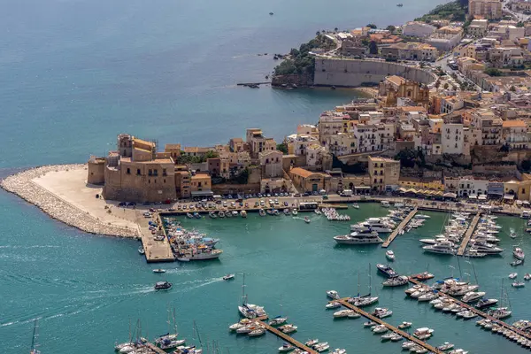 CASTELLAMARE DEL GOLFO, ITALY, 1 Temmuz 2023 - Catellammare del Golfo 'nun havadan görünüşü, Trapani, Sicilya, İtalya