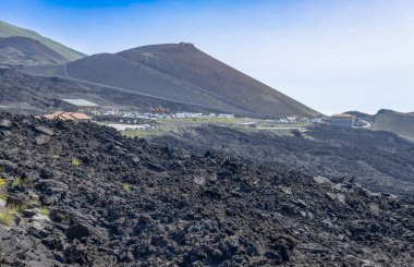 CATANIA, ITALY 20 HAZİRAN 2023 - İtalya 'nın Katanya, Sicilya eyaletindeki Etna volkanı yamaçlarında volkanik lav yığınları