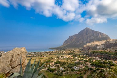 Mount Hood (Monte Cofano) İtalya 'nın Sicilya eyaletinde yer alan bir şehirdir.