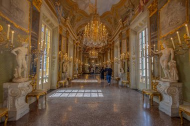 GENOA, İtalya, 7 Nisan 2024 - İtalya Cenova Kraliyet Sarayı 'ndaki Aynalar Salonu