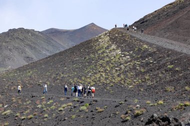 CATANIA, ITALY, 20 Haziran 2023 - Etna yanardağının yamaçlarında volkanik lav yığınları Catania, Sicilya, İtalya