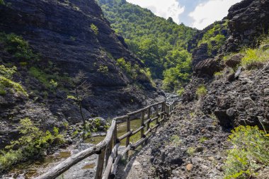 İtalya 'nın Cenova eyaletindeki Rossiglione yakınlarındaki Garagassa Vadisi Kanyonlarında tortu kayaları