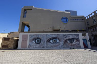 GIBELLINA, ITALY, 27 Haziran 2023 - Gibellina Selfie büyük duvar resmi mozaiği Trapani, Sicilya, İtalya 'nın belediye binası meydanına yerleştirildi