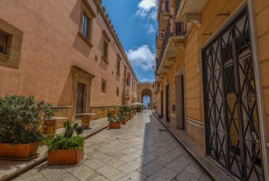 MARSALA, ITALY, 28 Haziran 2023 - Trapani, Sicilya, İtalya 'nın tarihi Marsala merkezi manzarası