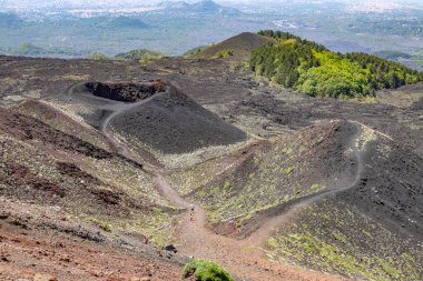 Etna yanardağının kraterleri, İtalya 'nın Sicilya bölgesindeki bir ay manzarasında.