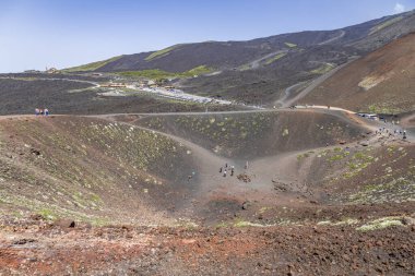 CATANIA, ITALY, 20 HAZİRAN 2023 - İtalya 'nın Sicilya eyaletinde ay manzarasında Etna yanardağının küçük bir krateri