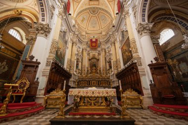 MODICA, ITALY, 23 Haziran 2023 - Modica, Ragusa, Sicilya, İtalya 'daki San Peter Havarisi katedralinin sunağı