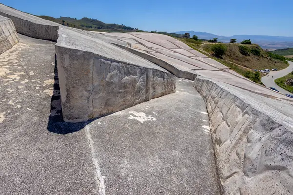 Burri 'nin Kretosu, Alberto Burri' nin Trapani, Sicilya, İtalya 'daki Old Gibellina kasabasında yaptığı bir çevre sanatı eseri olarak da bilinir.