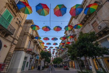 RAGUSA, ITALY, 23 Haziran 2023 - Ragusa, Sicilya 'nın merkezinde renkli şemsiyeler