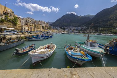 CASTELLAMARE DEL GOLFO, ITALY, 1 Temmuz 2023 - Castellammare del Golfo marinası, Trapani, Sicilya, İtalya