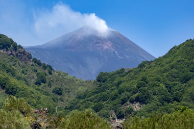 Catania, Sicilya, İtalya tepelerinde sigara içilen volkan Etna