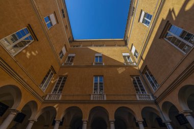 GENOA, ITALY, 17 MAYIS 2024 - Lercari 'nin iç avlusu - Cenova, İtalya' nın tarihi merkezinde Parodi Sarayı