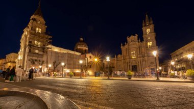 ACIREALE, ITALY, HAZİRAN 2023 - Acireale 'nin gece manzarası, Catania, Sicilya, İtalya