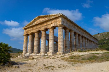 İtalya 'nın Sicilya eyaletinin Trapani iline bağlı Calatafimi Segesta belediyesine bağlı Segesta Tapınağı veya Büyük Tapınağı.