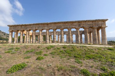 İtalya 'nın Sicilya eyaletinin Trapani iline bağlı Calatafimi Segesta belediyesine bağlı Segesta Tapınağı veya Büyük Tapınağı.