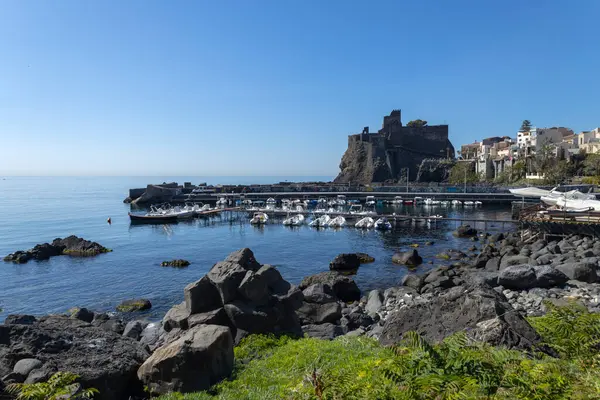 İtalya 'nın Sicilya eyaletindeki Aci Castello kıyı kasabasının manzarası