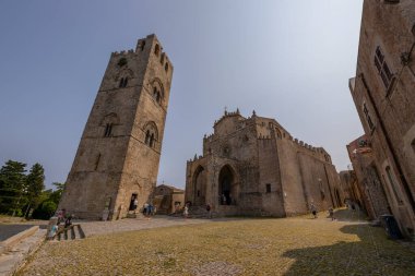 ERICE, ITALY, 29 Haziran 2023 - Erice 'nin Gerçek Katedrali (ayrıca Madrice Insigne Collegiata Kilisesi), daha çok bilinen adıyla Madrice of Erice, Trapani, Sicilya, İtalya